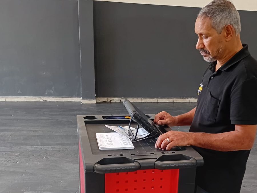 Paulo no carrinho de ferramentas usando o equipamento de diagnóstico eletrônico