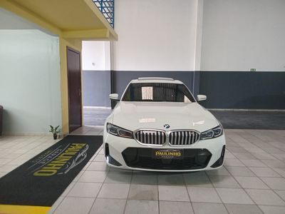 BMW Série 3 branco de frente no salão da Paulinho Imports