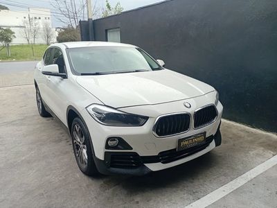 BMW X2 branco na área externa da Paulinho Imports