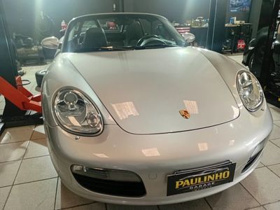 Carro esportivo importado prata no salão da oficina