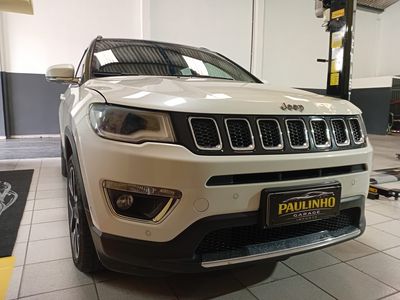 Jeep Compass branco de frente sobre o tapete da oficina