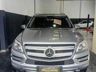 Mercedes-Benz GL prata de frente no salão da oficina