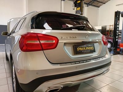Traseira de Mercedes-Benz GLA 200 dentro da oficina