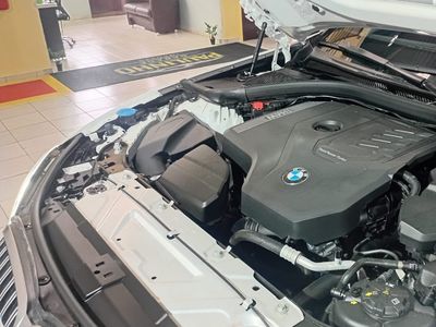 Compartimento do motor de um BMW aberto para manutenção