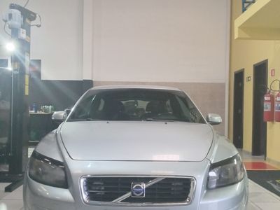 Volvo C30 prata de frente no salão da oficina