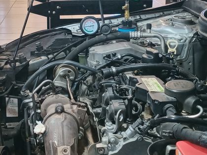 Motor de Mercedes-Benz com manômetro de teste acoplado durante uma revisão